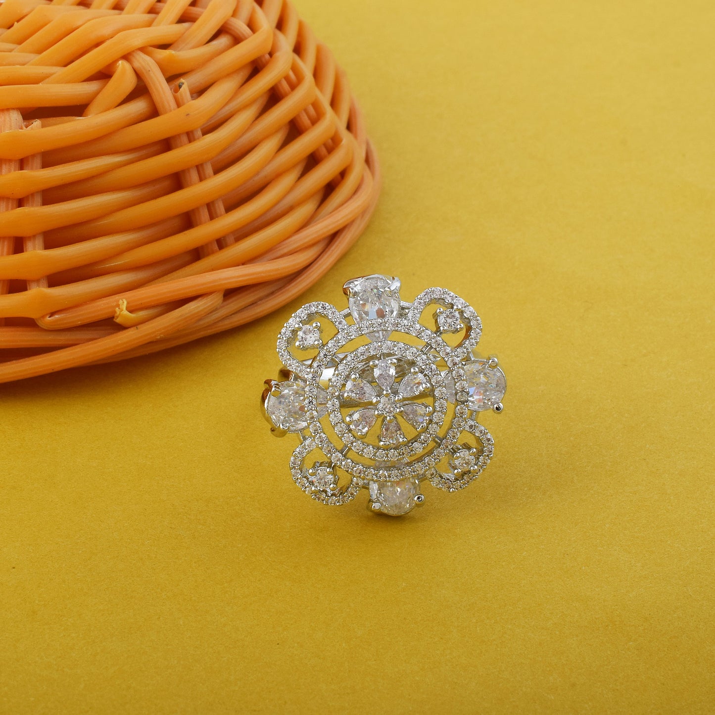 Zeitloser silberfarbener amerikanischer Diamantring mit feinem Glanz und Details