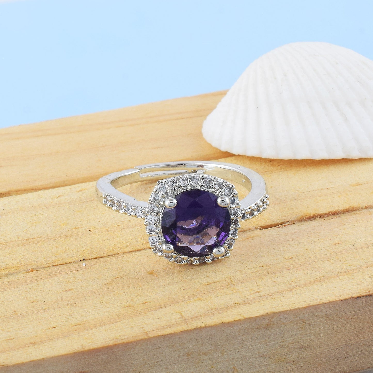 Königlicher lilafarbener amerikanischer Diamantring mit königlichem Stil und Eleganz