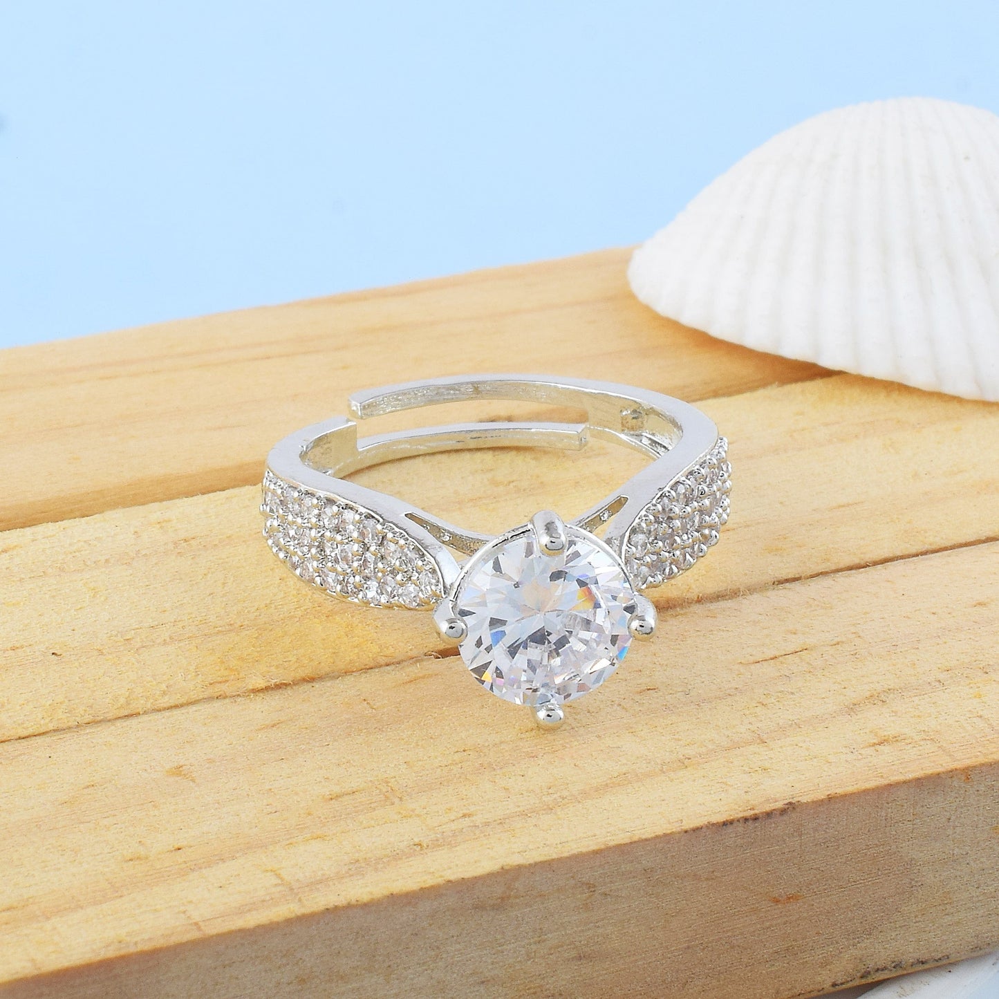 Glänzender silberfarbener amerikanischer Diamantring für subtilen Glamour