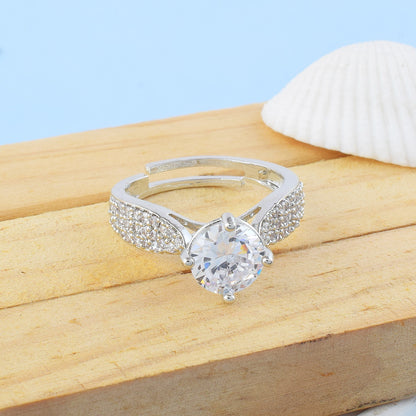 Glänzender silberfarbener amerikanischer Diamantring für subtilen Glamour