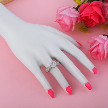 Glänzender silberfarbener amerikanischer Diamantring für subtilen Glamour