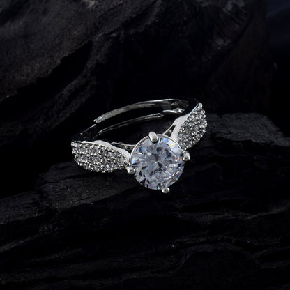 Glänzender silberfarbener amerikanischer Diamantring für subtilen Glamour