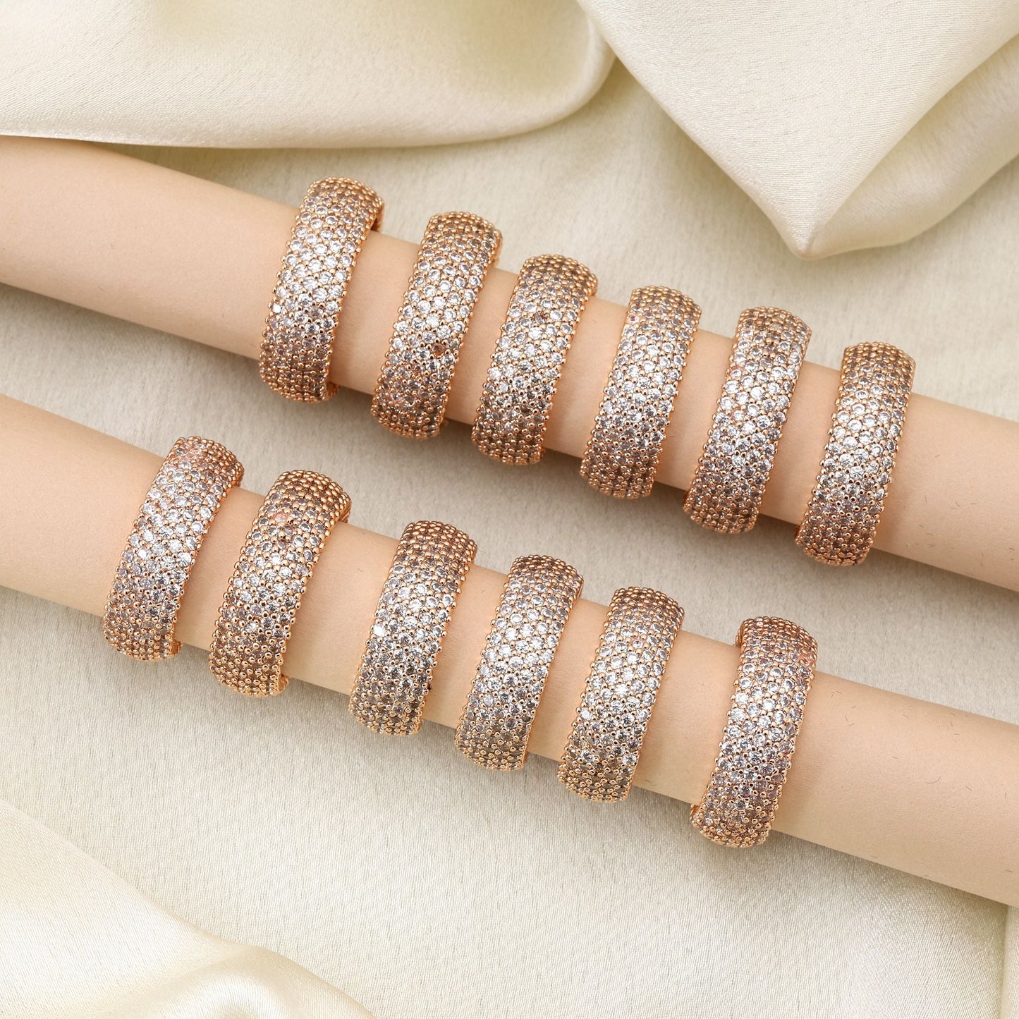 Wunderschöne goldfarbene Kombination aus 12 Ringen für traditionelle und moderne Looks