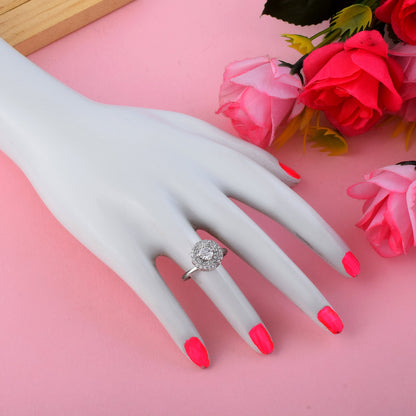 Heller silberfarbener amerikanischer Diamantring mit sauberem und glattem Finish