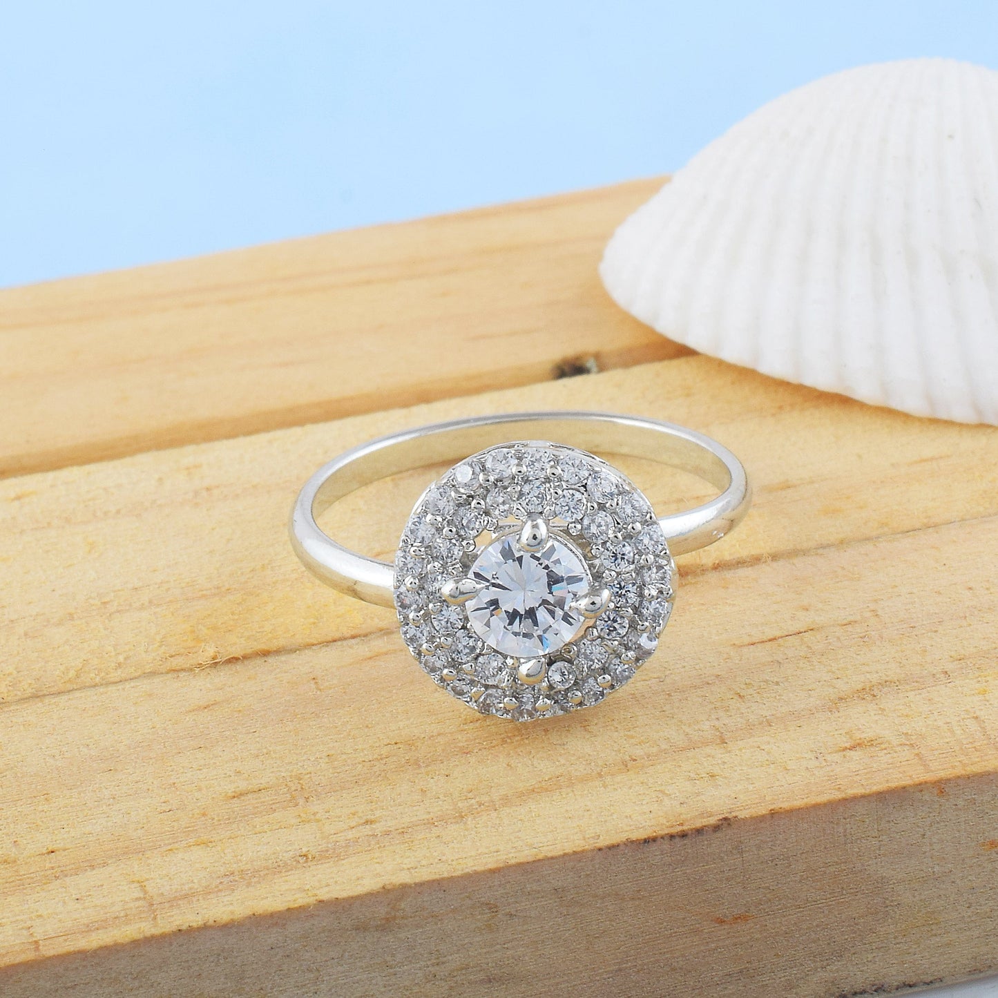 Heller silberfarbener amerikanischer Diamantring mit sauberem und glattem Finish