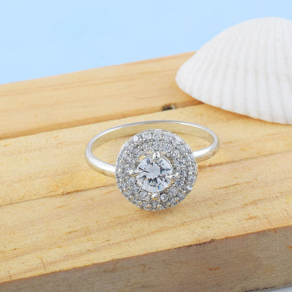 Heller silberfarbener amerikanischer Diamantring mit sauberem und glattem Finish