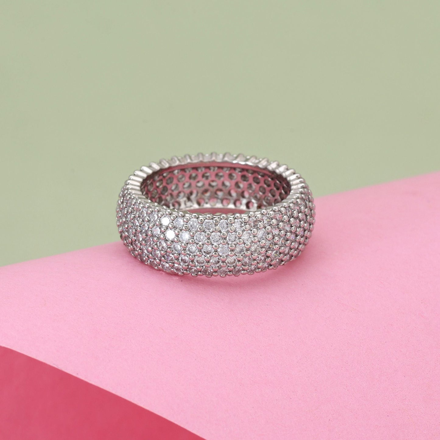 Anmutige silberfarbene Kombination aus 12 Ringen, perfekt für Partys und besondere Anlässe