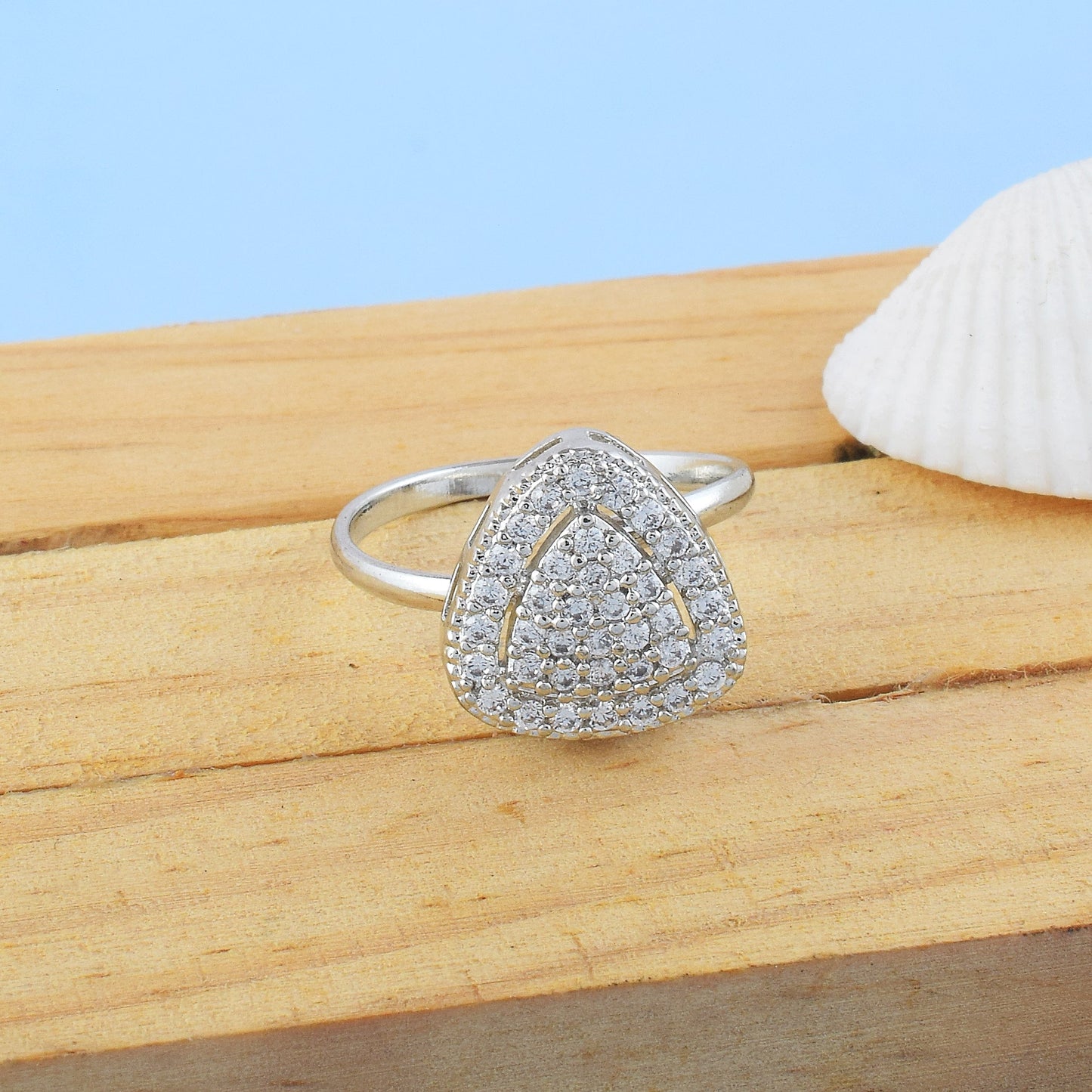 Moderner silberfarbener amerikanischer Diamantring für schicke Alltagsmode