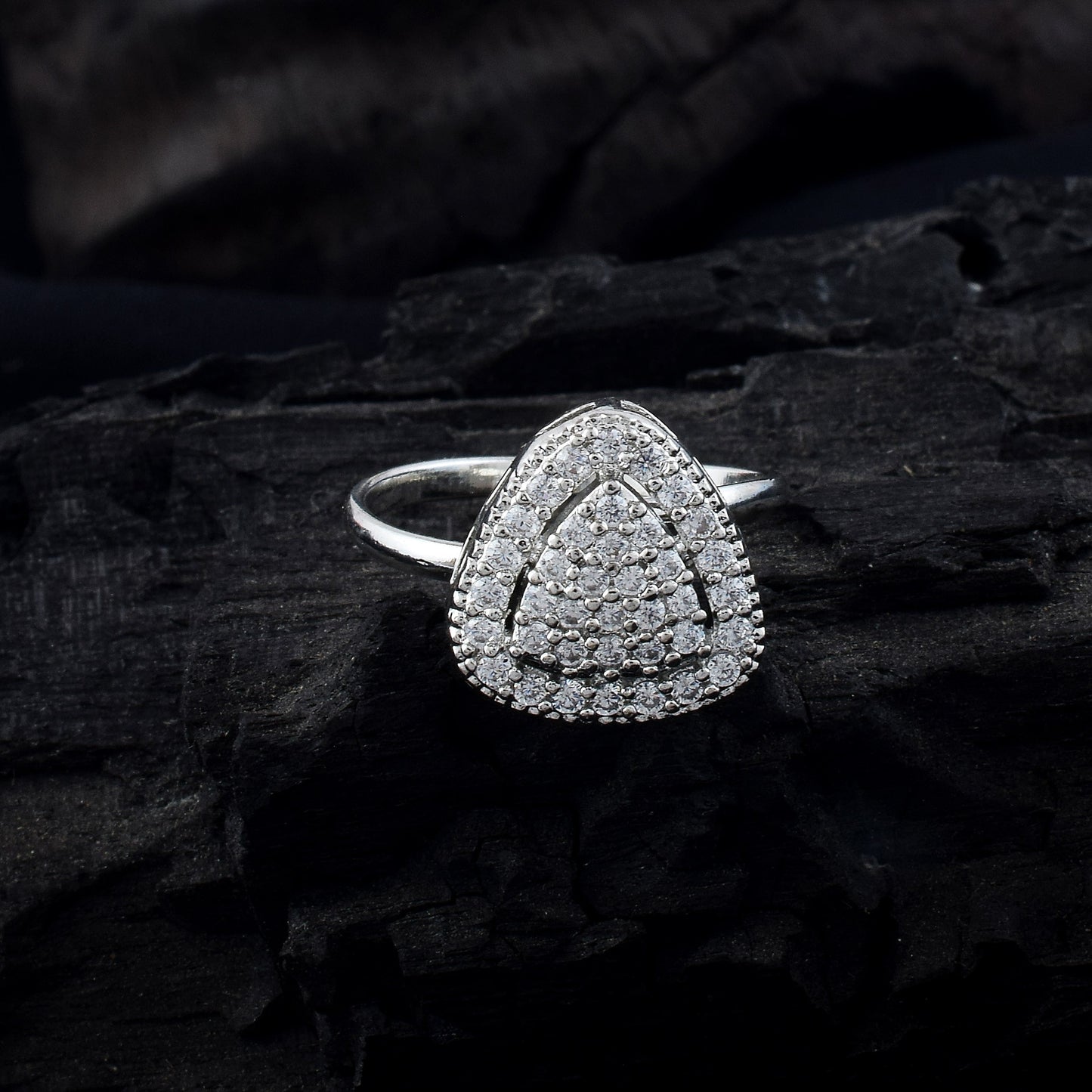 Moderner silberfarbener amerikanischer Diamantring für schicke Alltagsmode