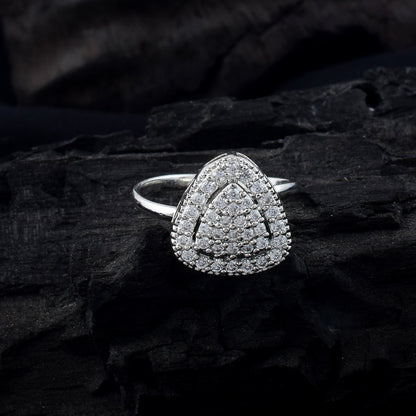 Moderner silberfarbener amerikanischer Diamantring für schicke Alltagsmode