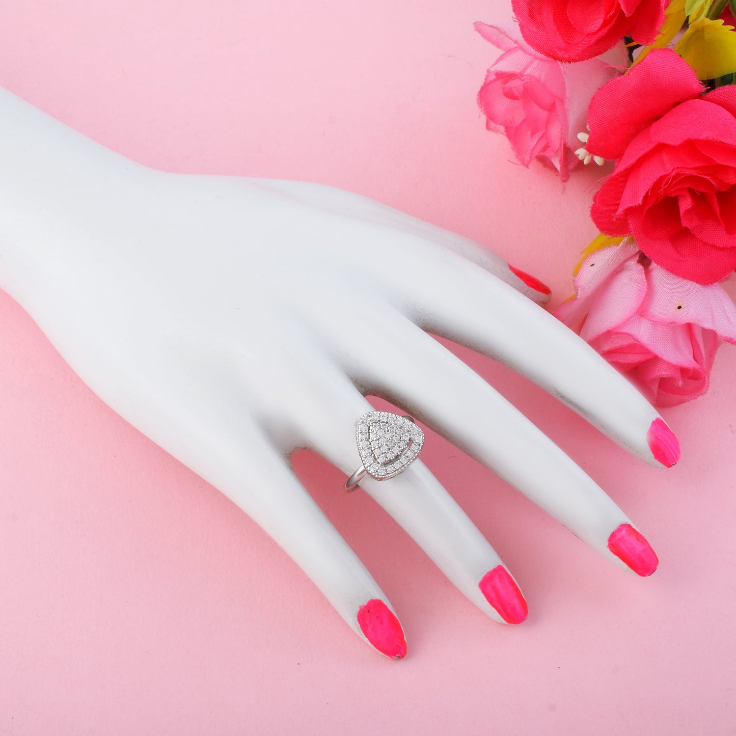 Moderner silberfarbener amerikanischer Diamantring für schicke Alltagsmode