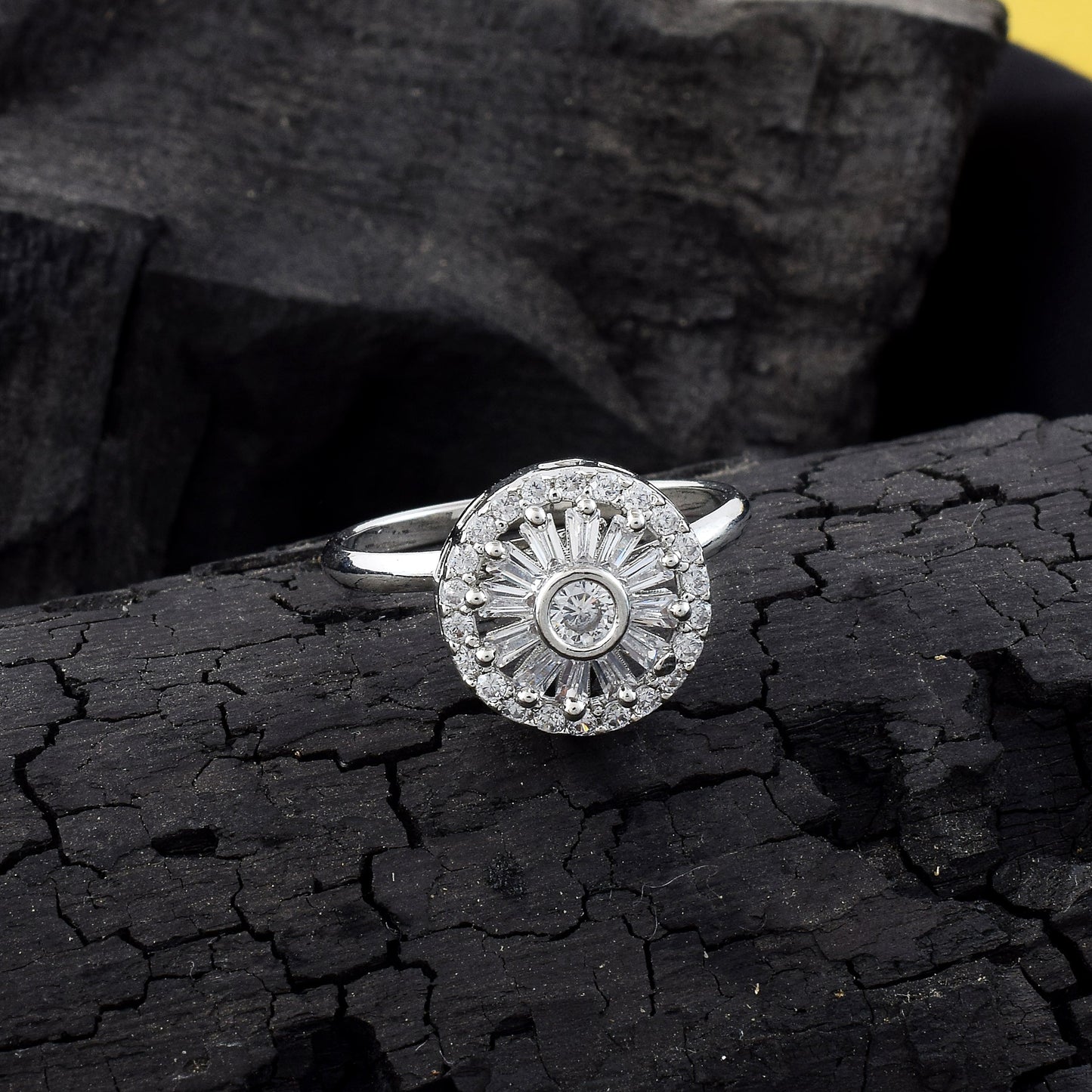 Edler silberfarbener amerikanischer Diamantring mit Glanz und Schlichtheit