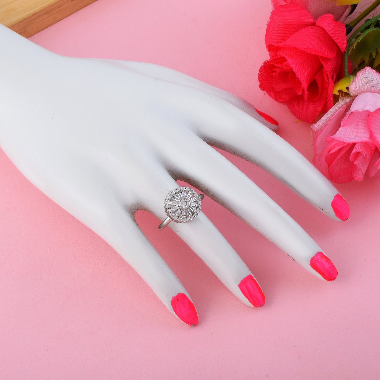 Edler silberfarbener amerikanischer Diamantring mit Glanz und Schlichtheit