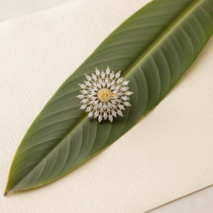 Atemberaubender weißer American-Diamond-Ring, entworfen, um anmutige und strahlende Ensembles zu ergänzen
