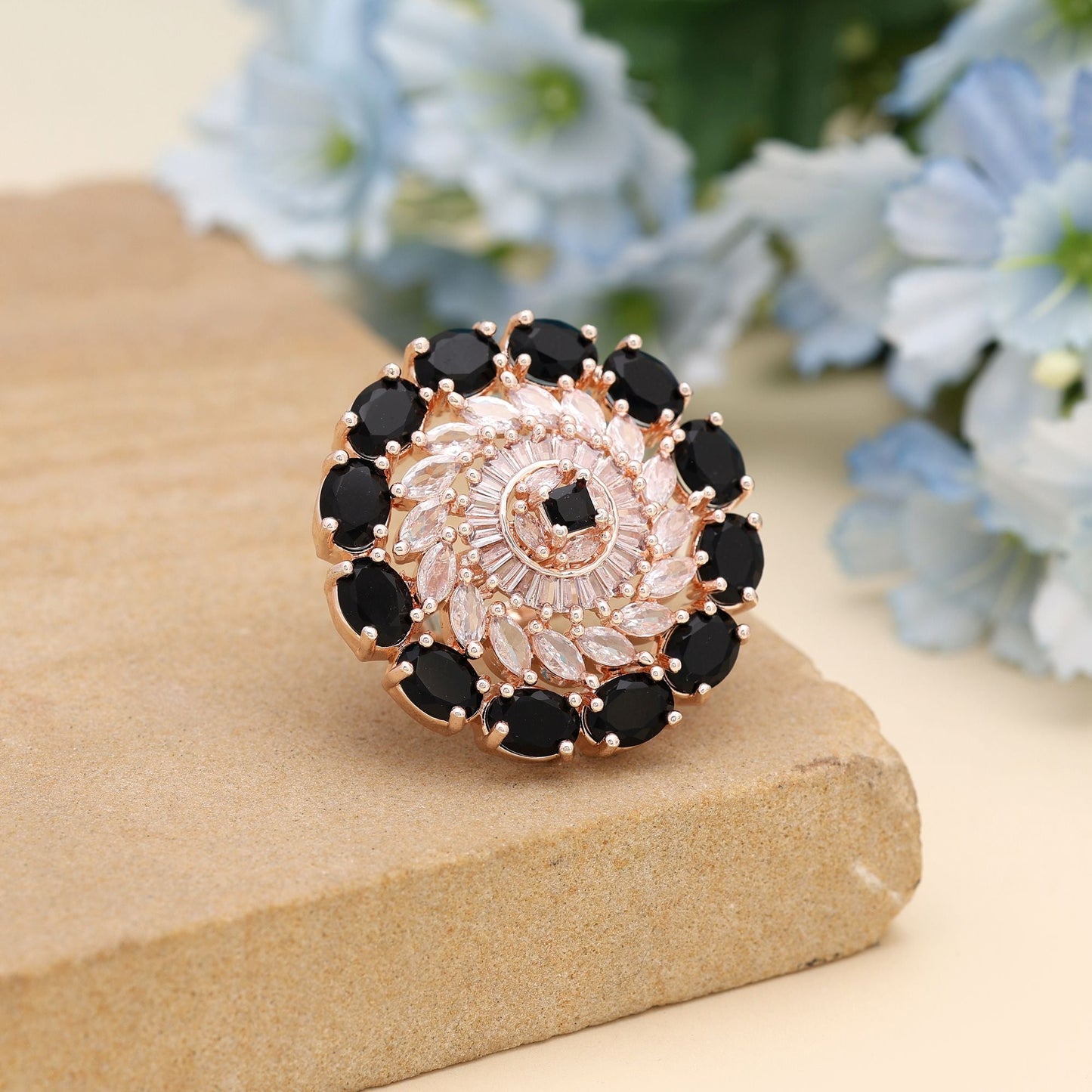 Schwarzer American Diamond Ring, entworfen für kühnen, modernen Stil mit klassischer Brillanz