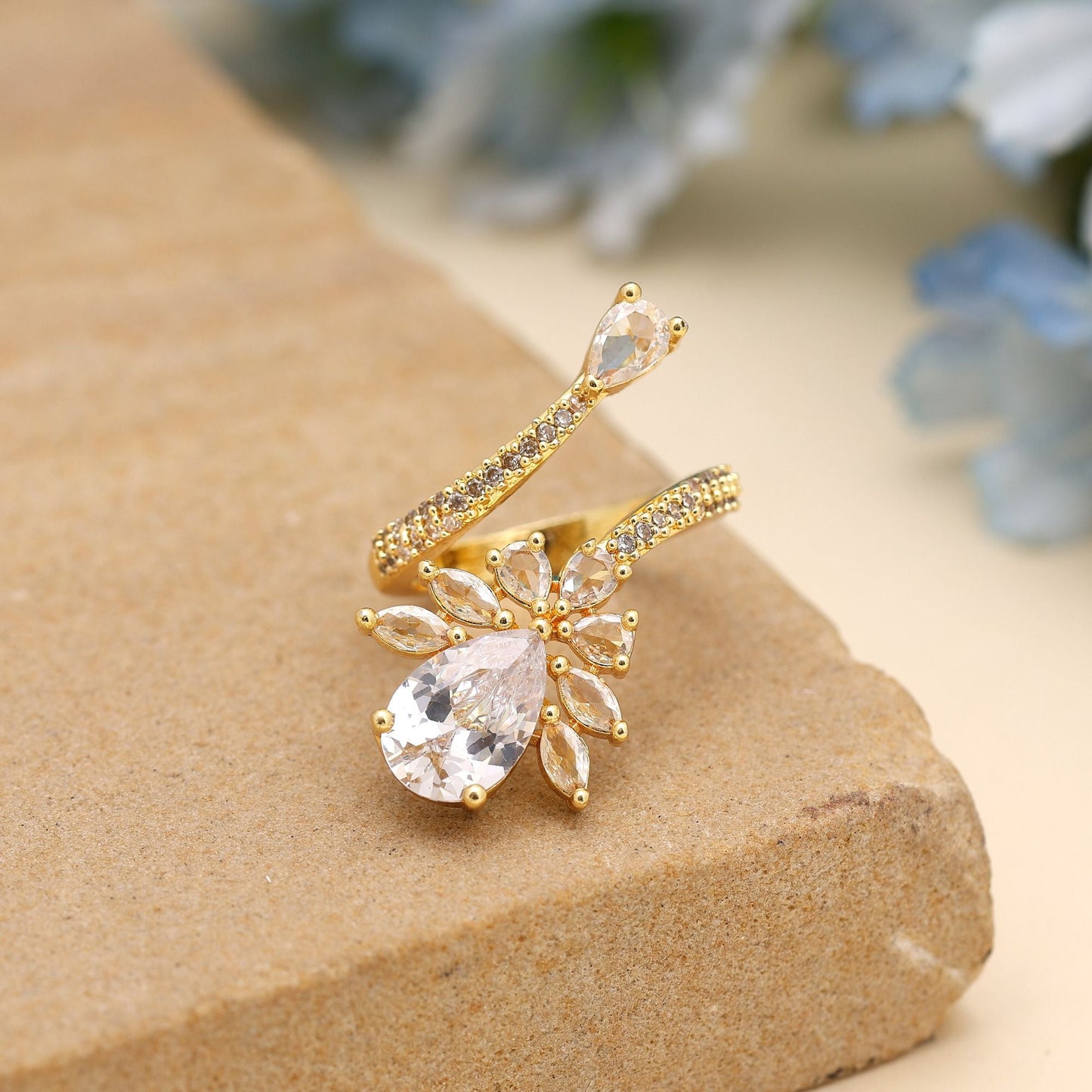 Amerikanischer Diamantring in Goldfarbe: Edler Glanz für elegante Modeliebhaber