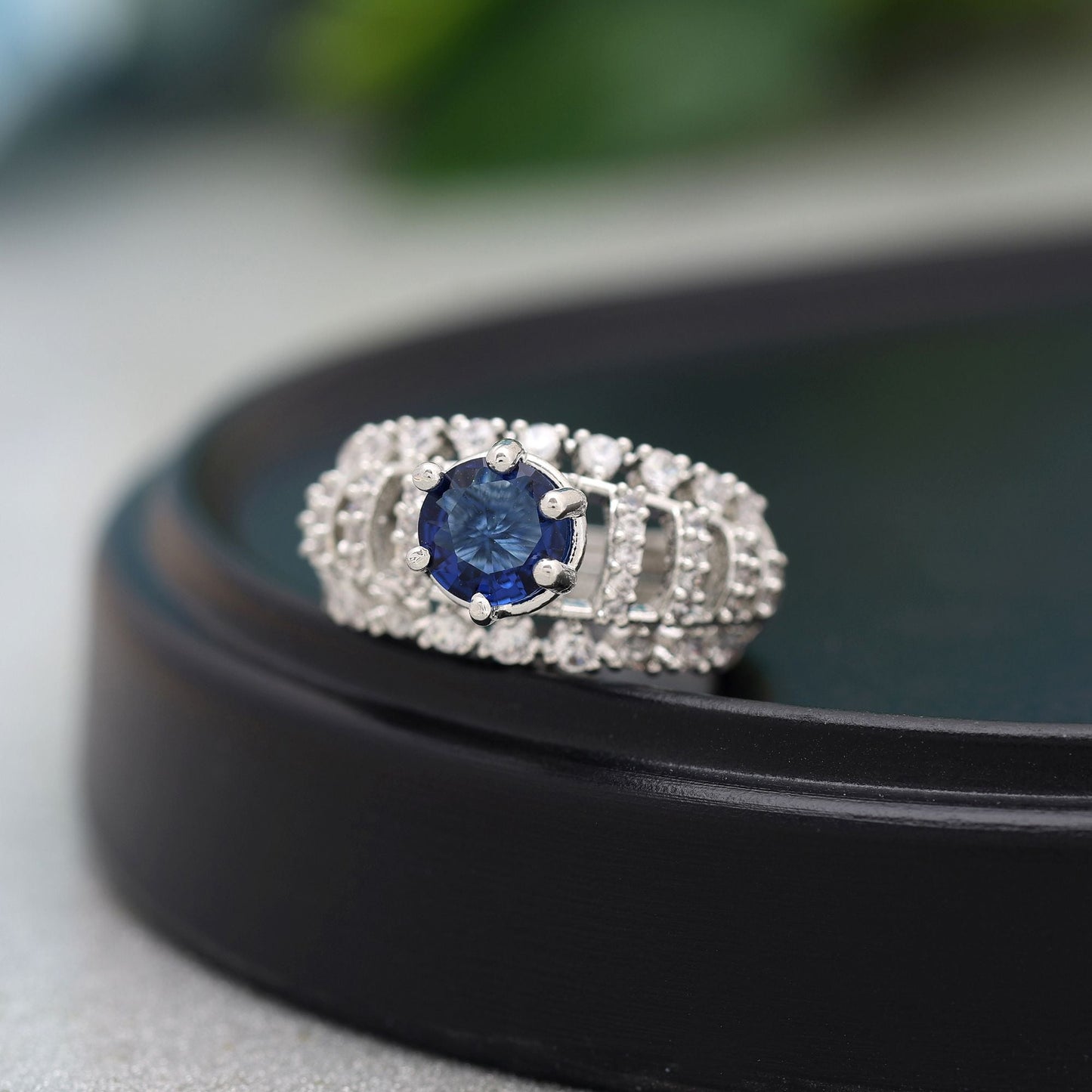 Blauer American Diamond Ring, gefertigt für auffällige Eleganz als Party-Accessoire