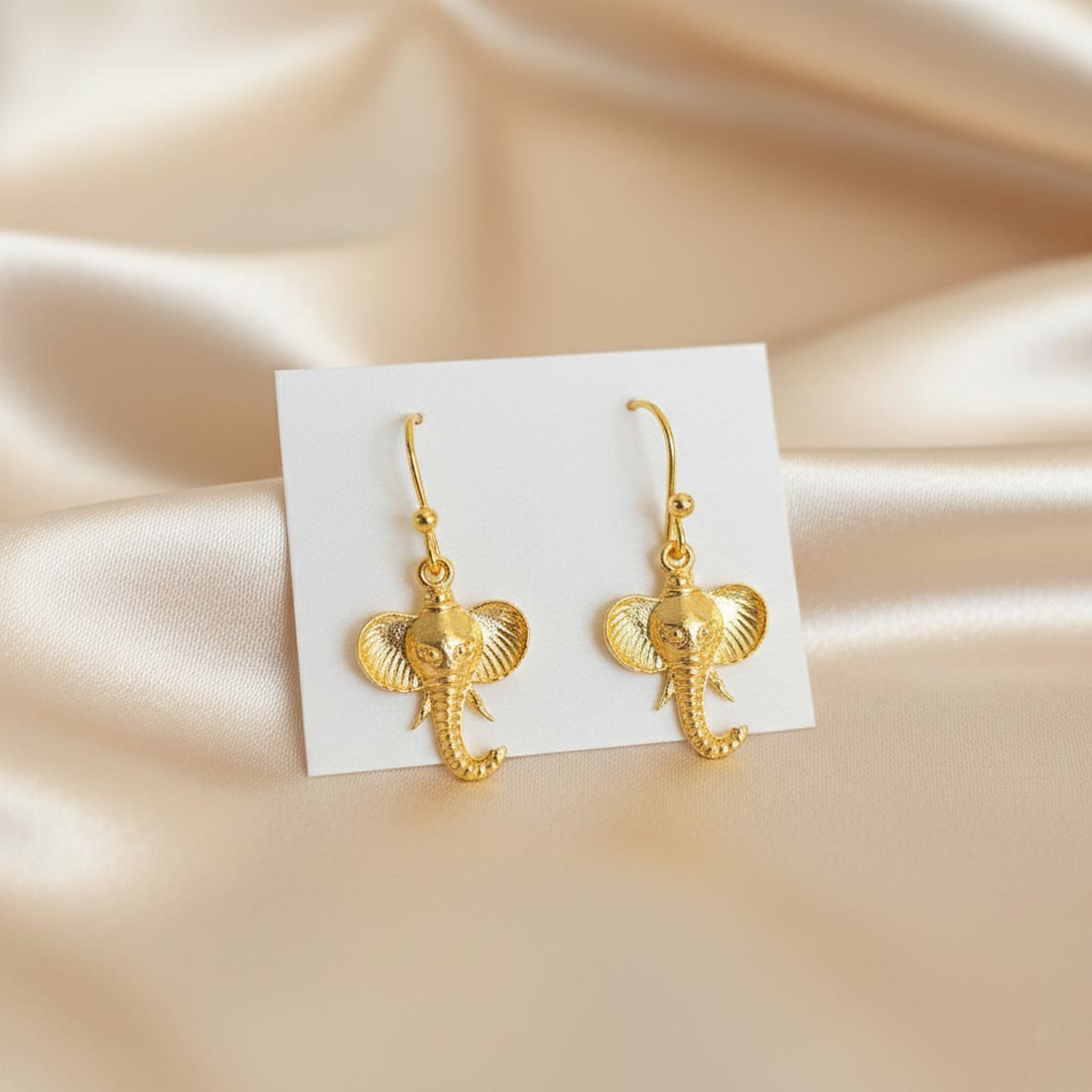 Goldfarbene königliche Amrapali Ohrringe Klassischer traditioneller indischer Statement-Schmuck