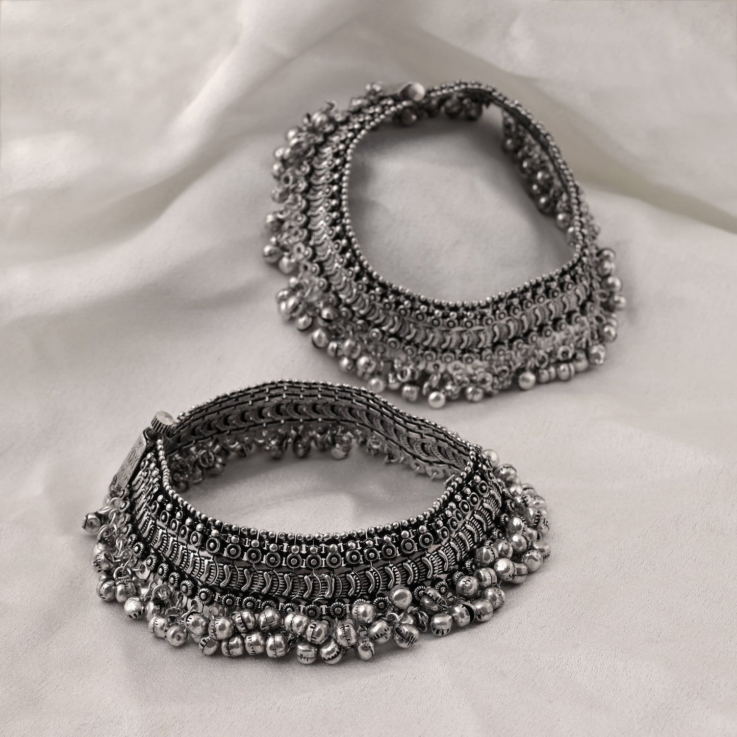 Klassisches, silberfarbenes, oxidiertes Fußkettchen mit zarten Details und traditionellem Finish