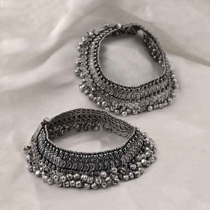 Klassisches, silberfarbenes, oxidiertes Fußkettchen mit zarten Details und traditionellem Finish