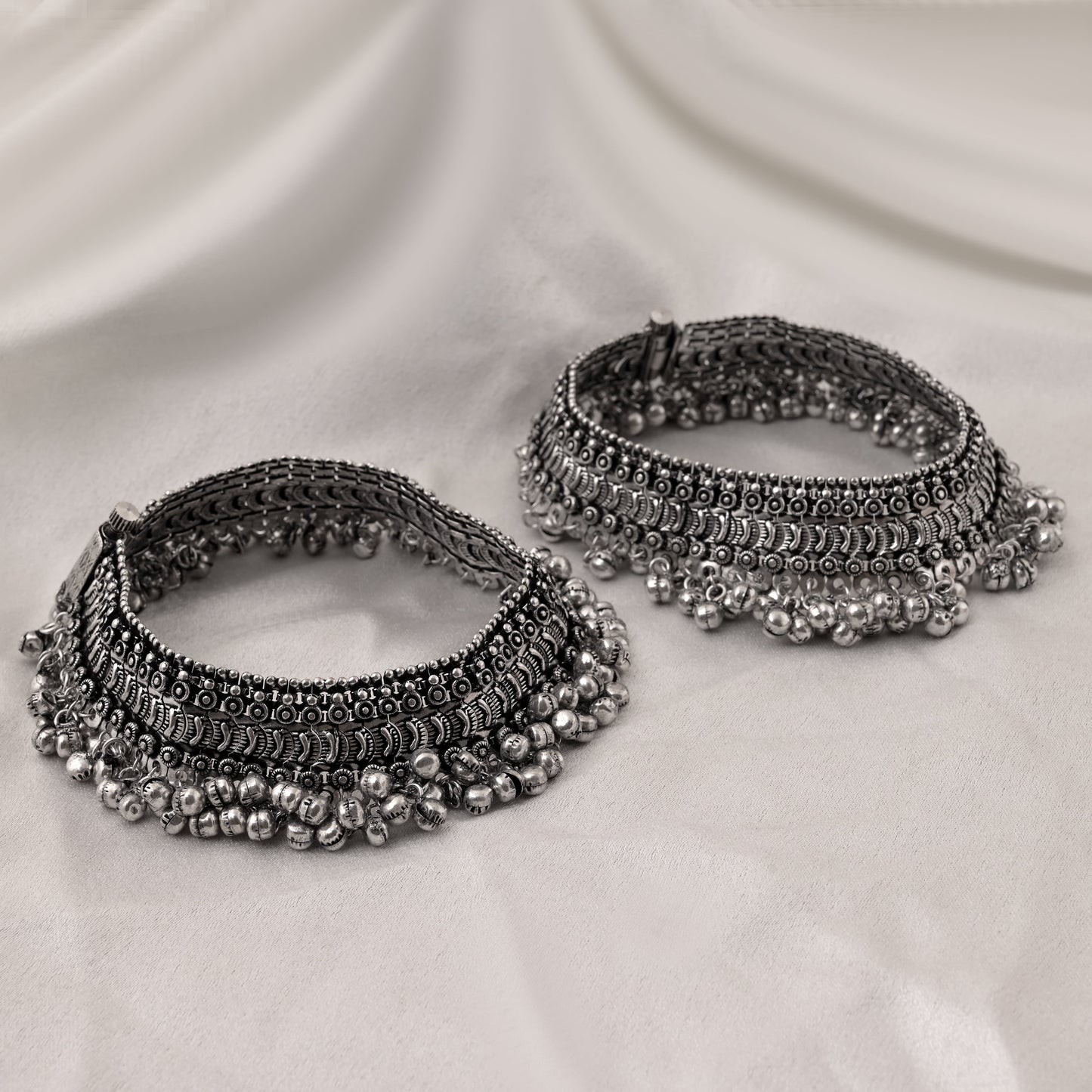 Klassisches, silberfarbenes, oxidiertes Fußkettchen mit zarten Details und traditionellem Finish