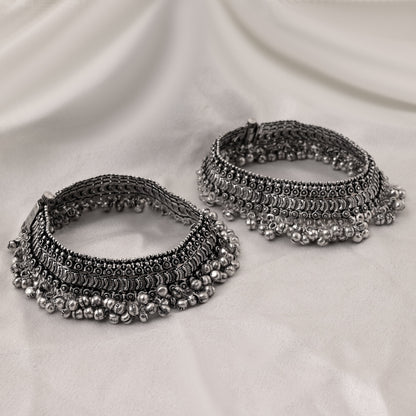 Klassisches, silberfarbenes, oxidiertes Fußkettchen mit zarten Details und traditionellem Finish