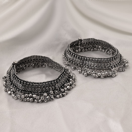 Classic Silver Color Oxidised Anklet With Delicate Detailing And Traditional Finish
