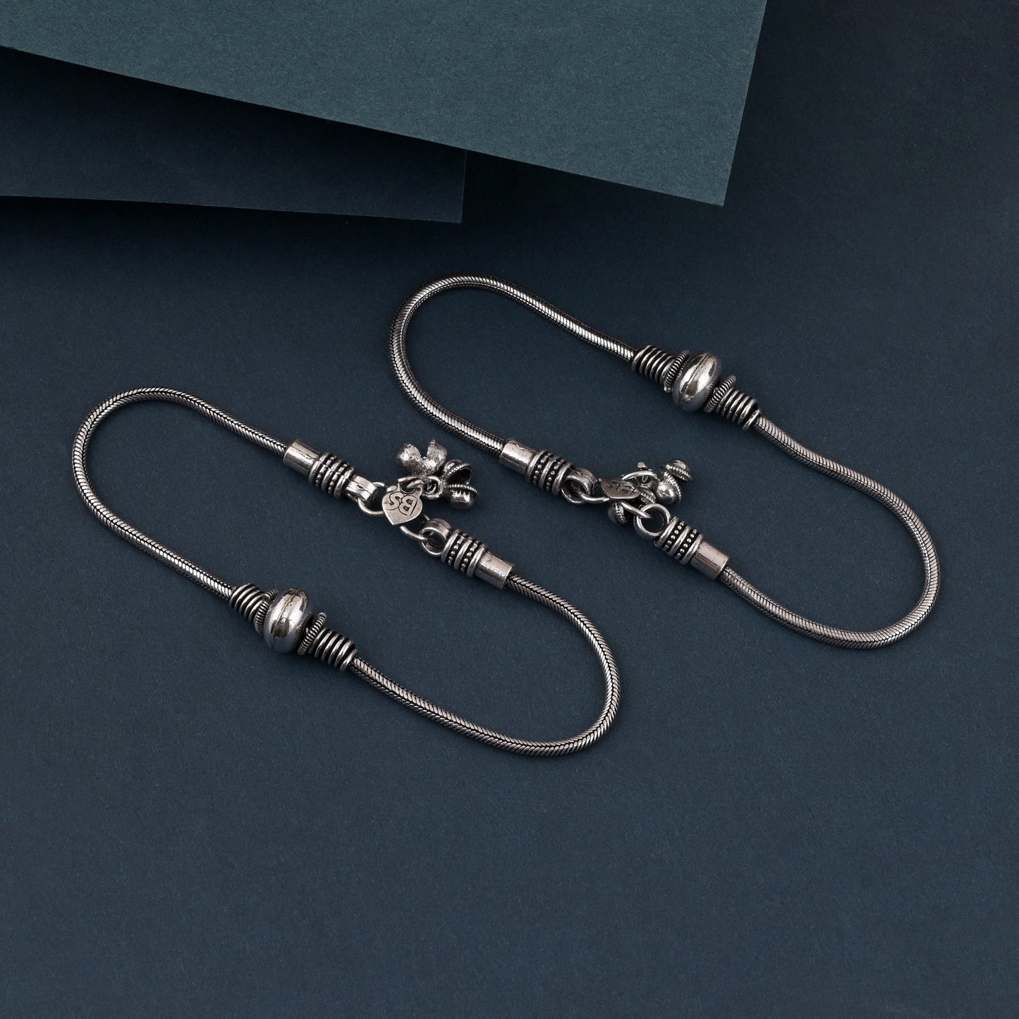 Verstellbares, silberfarbenes, oxidiertes Fußkettchen mit Antik-Finish und Tribal-Anhänger