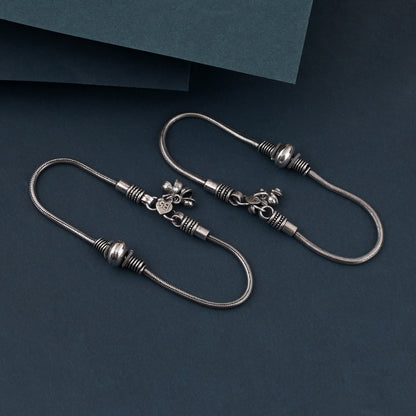 Verstellbares, silberfarbenes, oxidiertes Fußkettchen mit Antik-Finish und Tribal-Anhänger