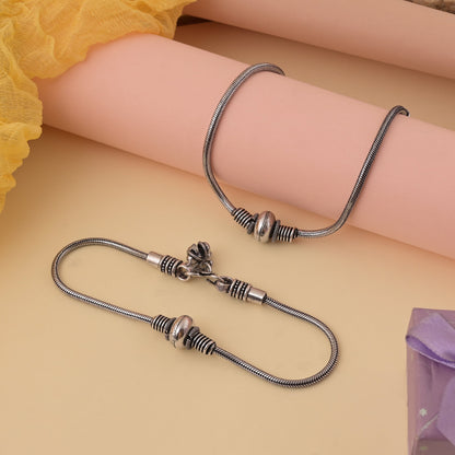 Verstellbares, silberfarbenes, oxidiertes Fußkettchen mit Antik-Finish und Tribal-Anhänger