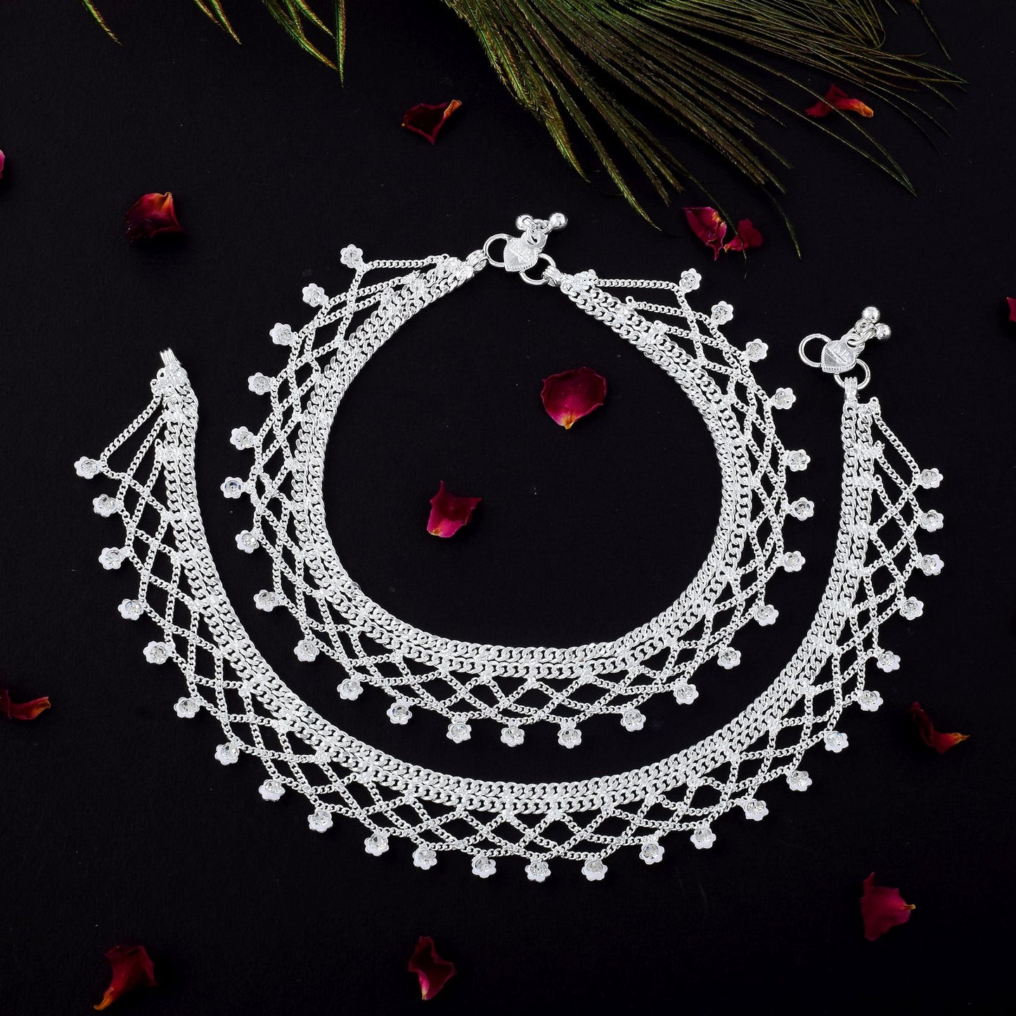 Wunderschöne silberfarbene Fußkettchen, entworfen mit hochwertiger handgefertigter Schmuckarbeit für Frauen