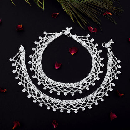 Wunderschöne silberfarbene Fußkettchen, entworfen mit hochwertiger handgefertigter Schmuckarbeit für Frauen