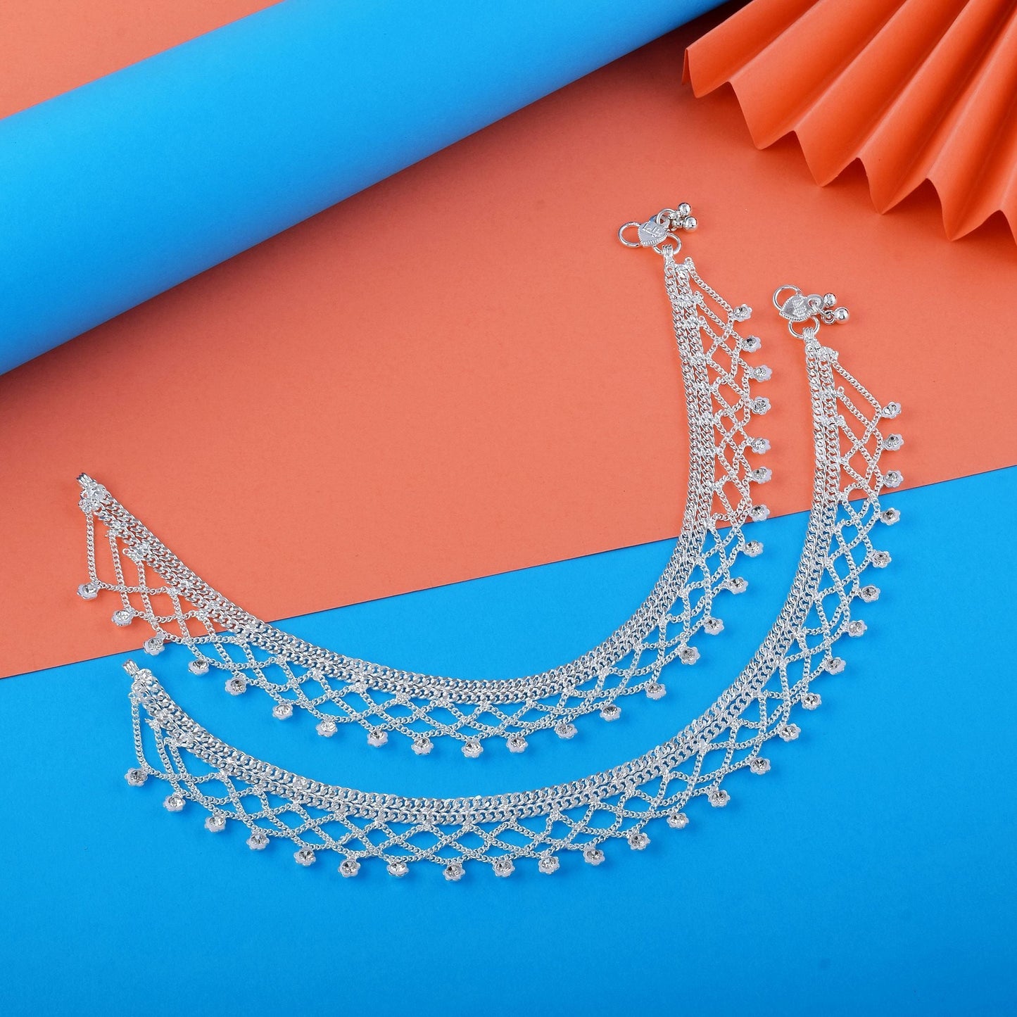 Wunderschöne silberfarbene Fußkettchen, entworfen mit hochwertiger handgefertigter Schmuckarbeit für Frauen