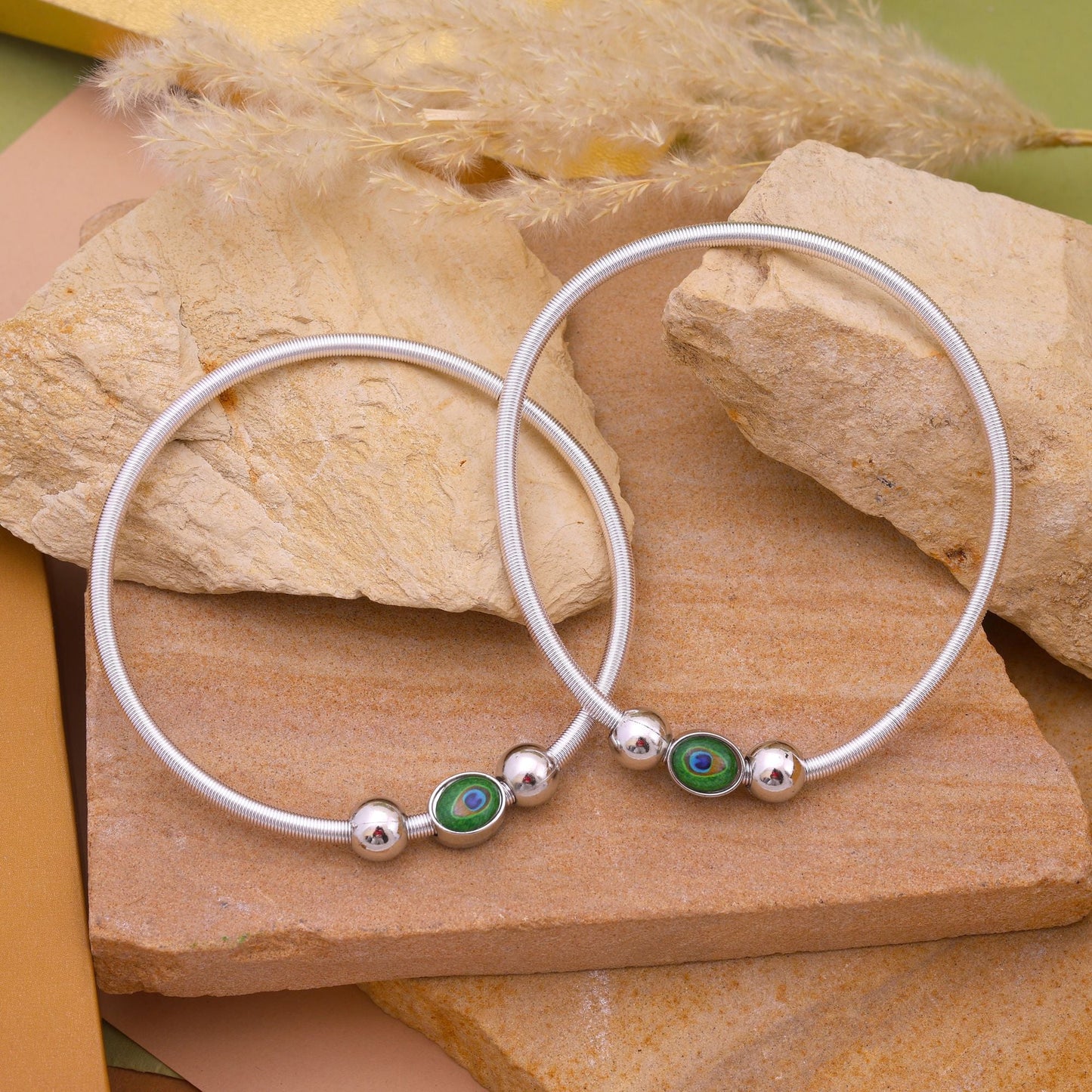 Traditionelles silberfarbenes Fußkettchen mit Pfauenfeder und antiken Details für Frauen und Mädchen