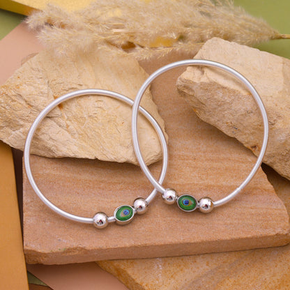 Traditionelles silberfarbenes Fußkettchen mit Pfauenfeder und antiken Details für Frauen und Mädchen