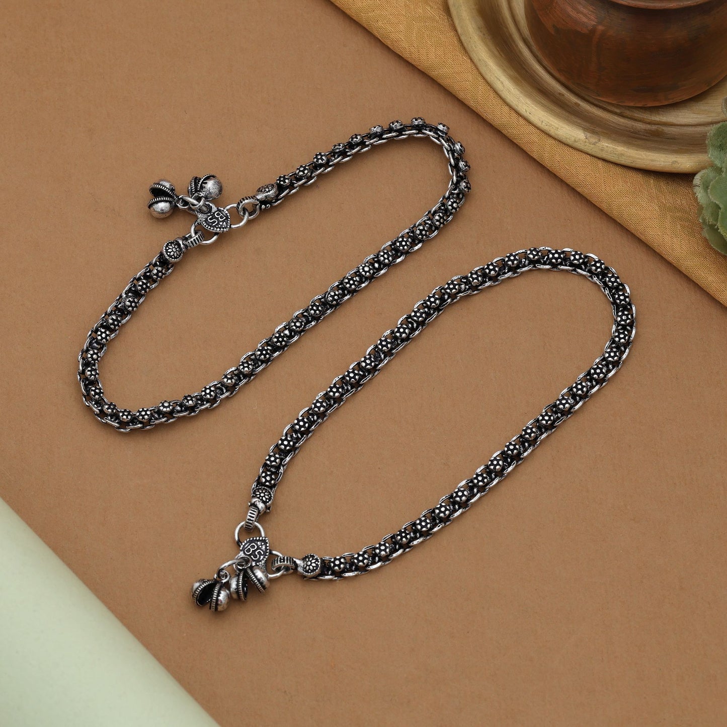 Silberfarbenes, oxidiertes Fußkettchen, klassisches Stammes-Antik-Finish, elegante Schmuckkollektion