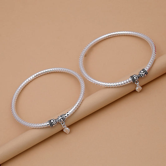 Elegantes, silberfarbenes, oxidiertes Fußkettchen für trendbewusste Damen