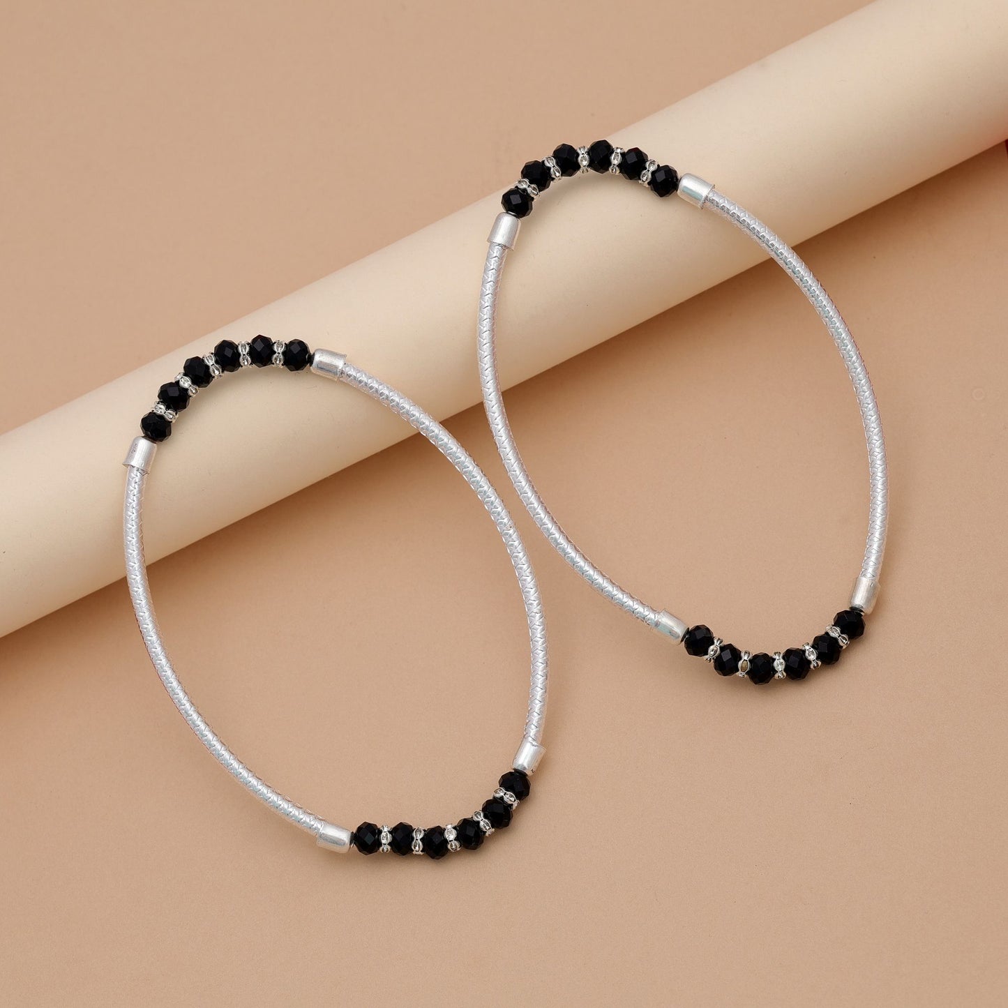 Trendige schwarze, oxidierte Fußkette für Boho-Party-Styling