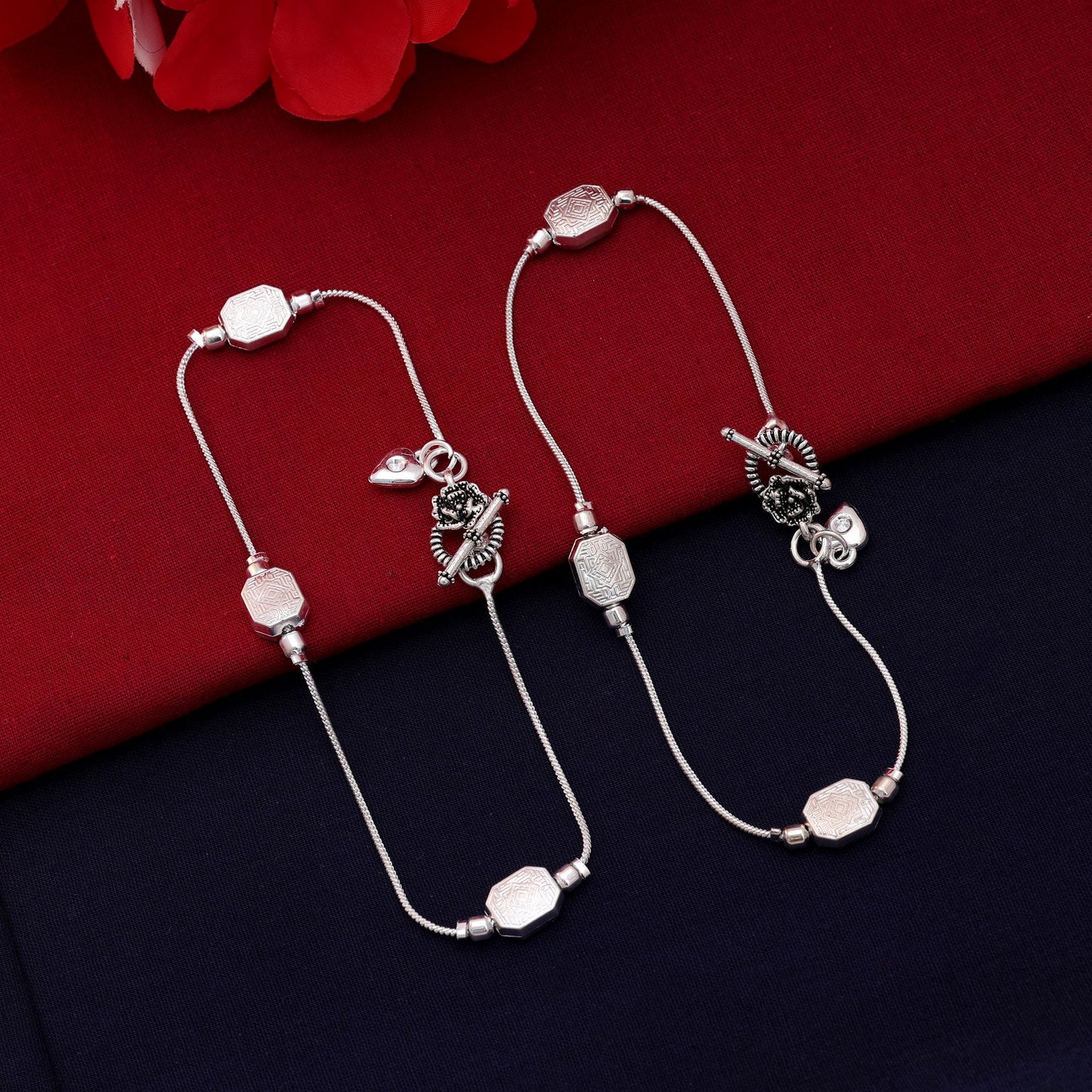Klassisches, silberfarbenes, oxidiertes Fußkettchen für traditionelle Party-Looks