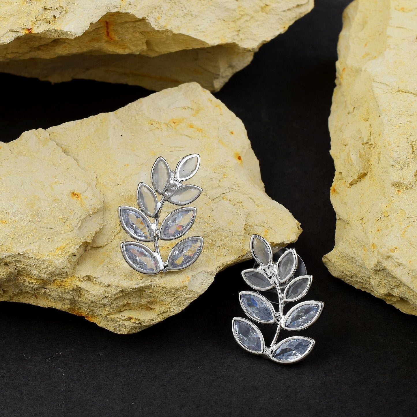 Elegante, anlaufgeschützte Ohrringe in Silberfarbe mit traditionellen Details für ethnische Outfits