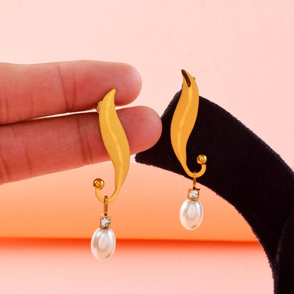 Wunderschöne silberfarbene, anlaufgeschützte Ohrringe, entworfen für traditionellen und modernen Damenschmuck.