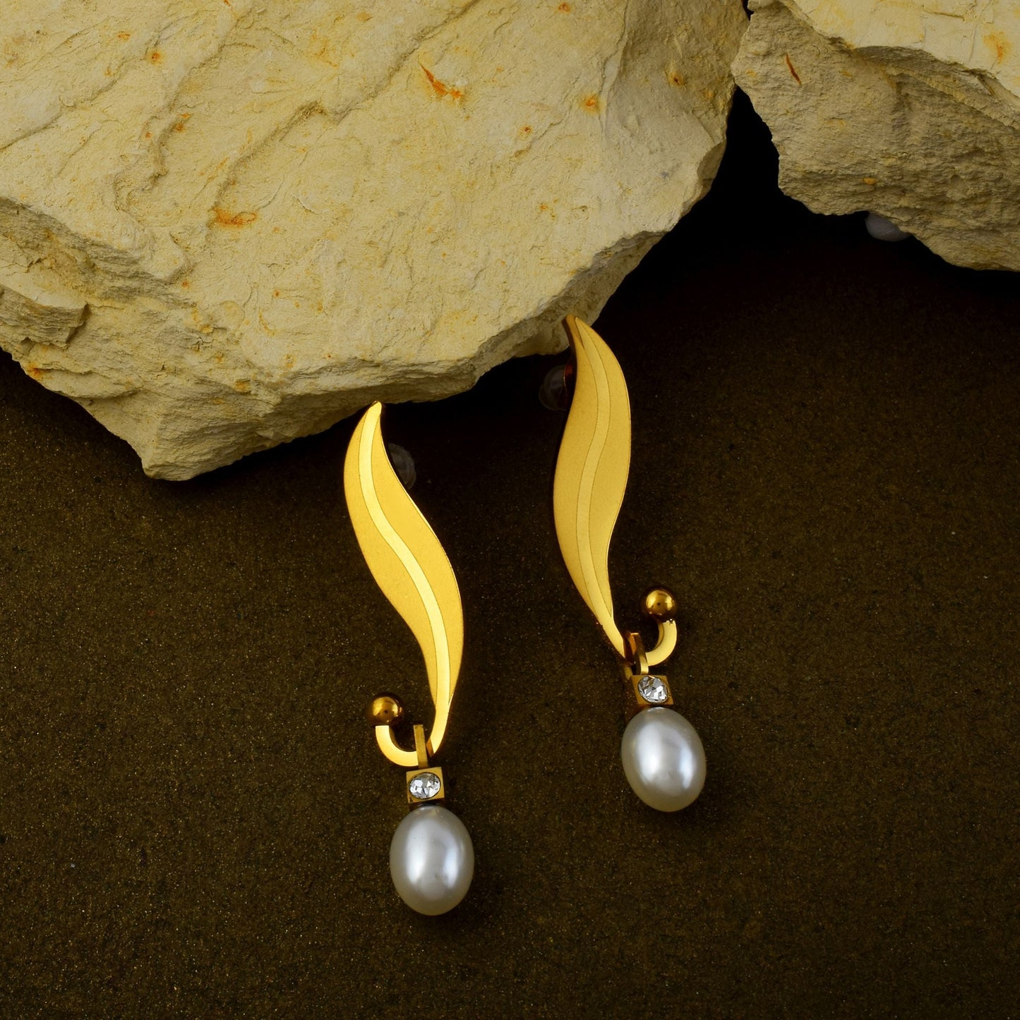 Wunderschöne silberfarbene, anlaufgeschützte Ohrringe, entworfen für traditionellen und modernen Damenschmuck.