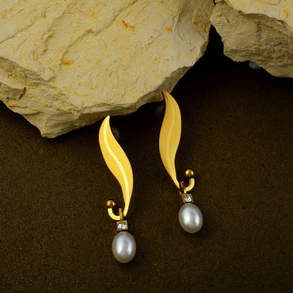 Wunderschöne silberfarbene, anlaufgeschützte Ohrringe, entworfen für traditionellen und modernen Damenschmuck.