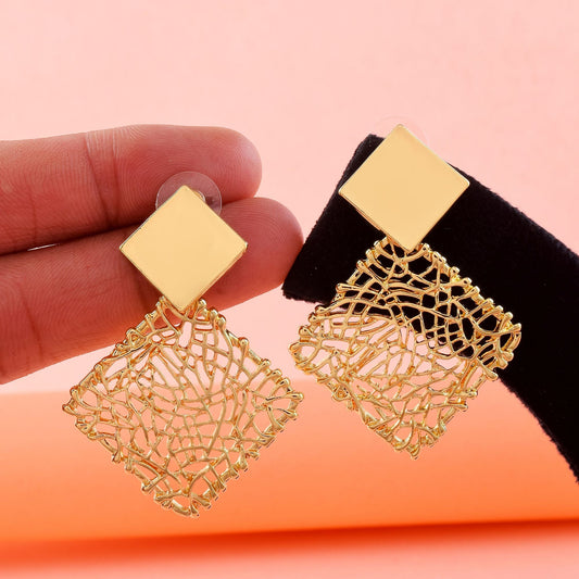 Attractive Gold Color Anti Tarnish Earrings Designed for Elegant Jewelry Styling and Daily Wear