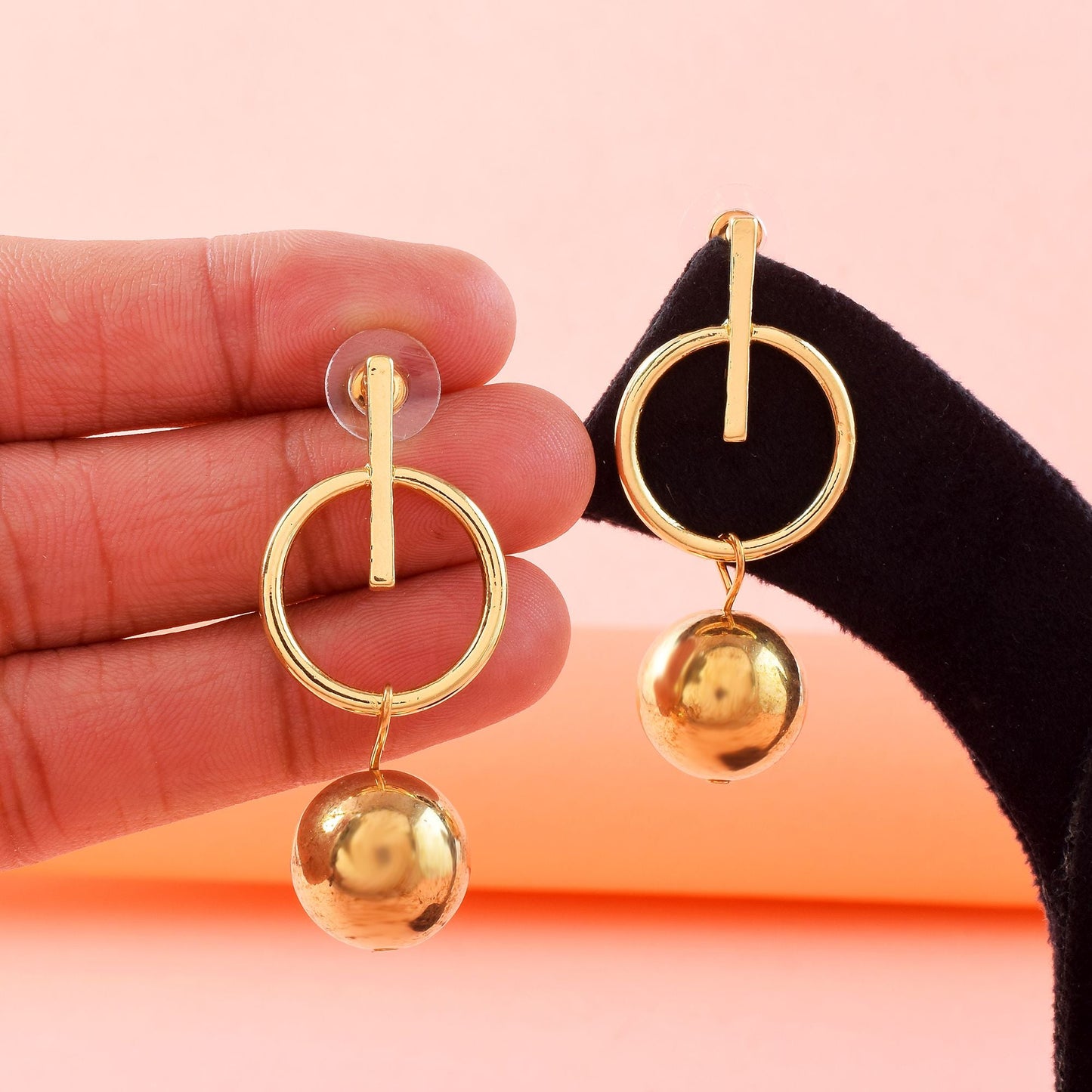 Stilvolle, anlaufgeschützte Ohrringe in Goldfarbe, entworfen für Hochzeiten, Partys und ethnische Outfits von Frauen