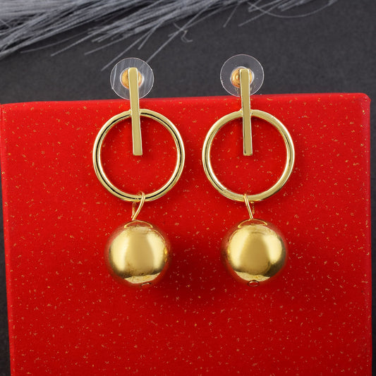 Stilvolle, anlaufgeschützte Ohrringe in Goldfarbe, entworfen für Hochzeiten, Partys und ethnische Outfits von Frauen