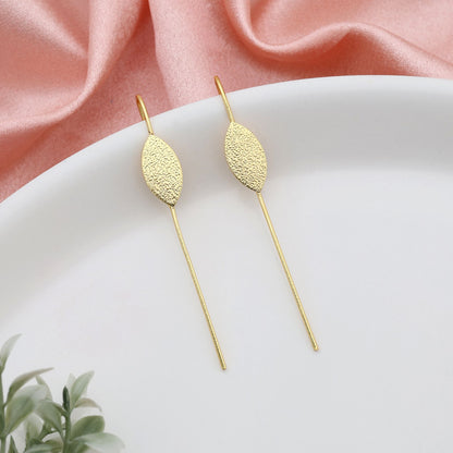 Goldfarbener Earcuff mit kunstvoller traditioneller Handwerkskunst, geschaffen für auffallend festliche Eleganz