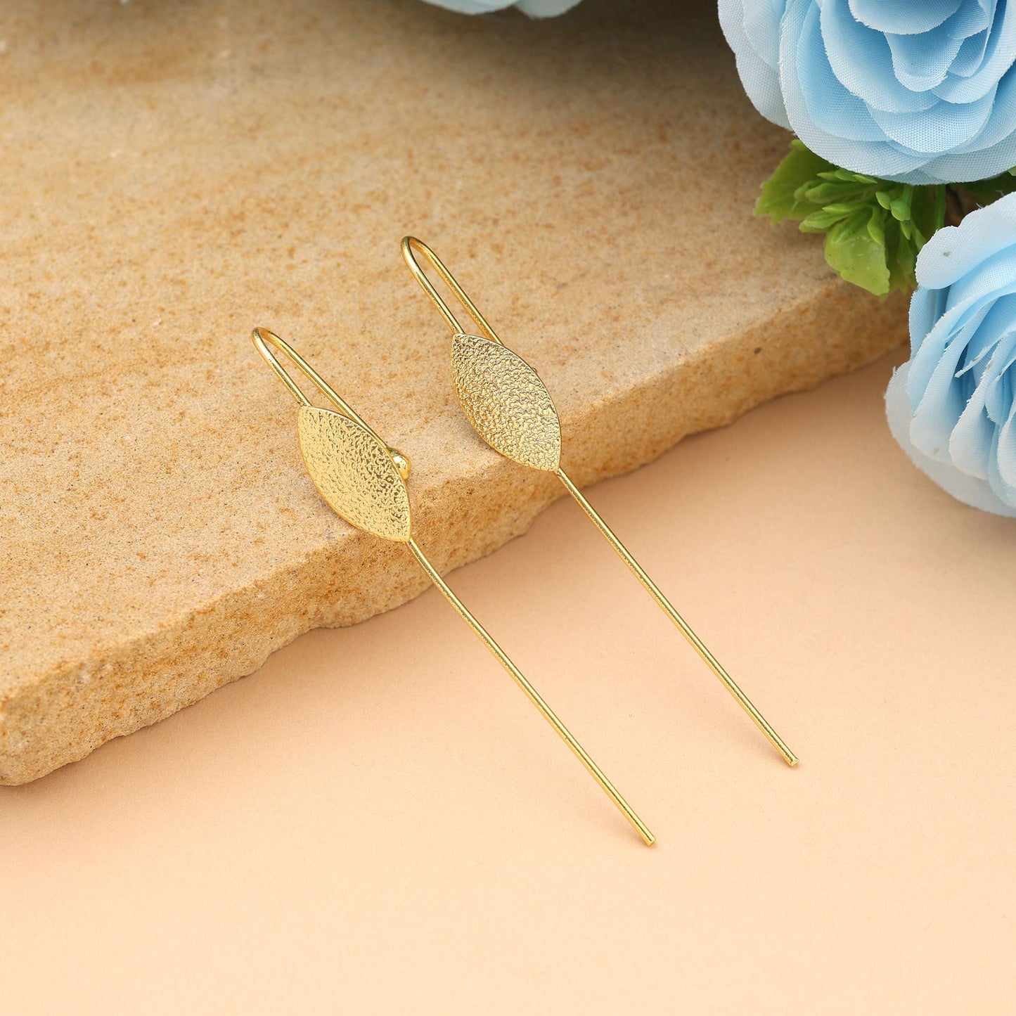 Goldfarbener Earcuff mit kunstvoller traditioneller Handwerkskunst, geschaffen für auffallend festliche Eleganz