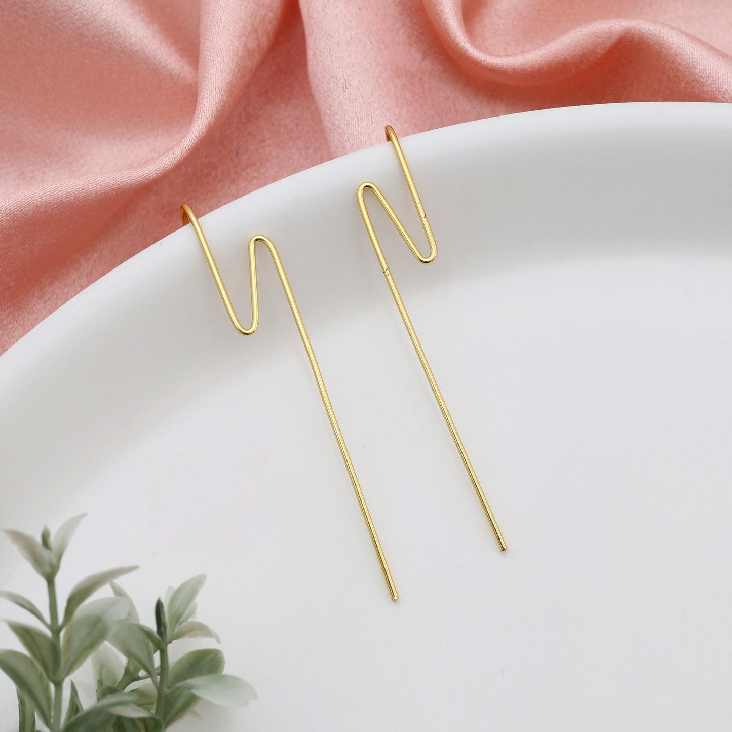 Goldfarbene Ohrmanschette, die jedem modischen Look stilvolle ethnische Details verleiht