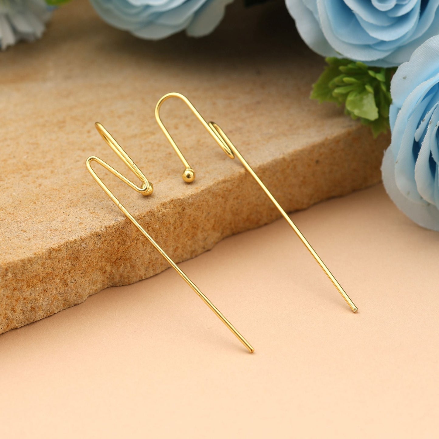 Goldfarbene Ohrmanschette, die jedem modischen Look stilvolle ethnische Details verleiht